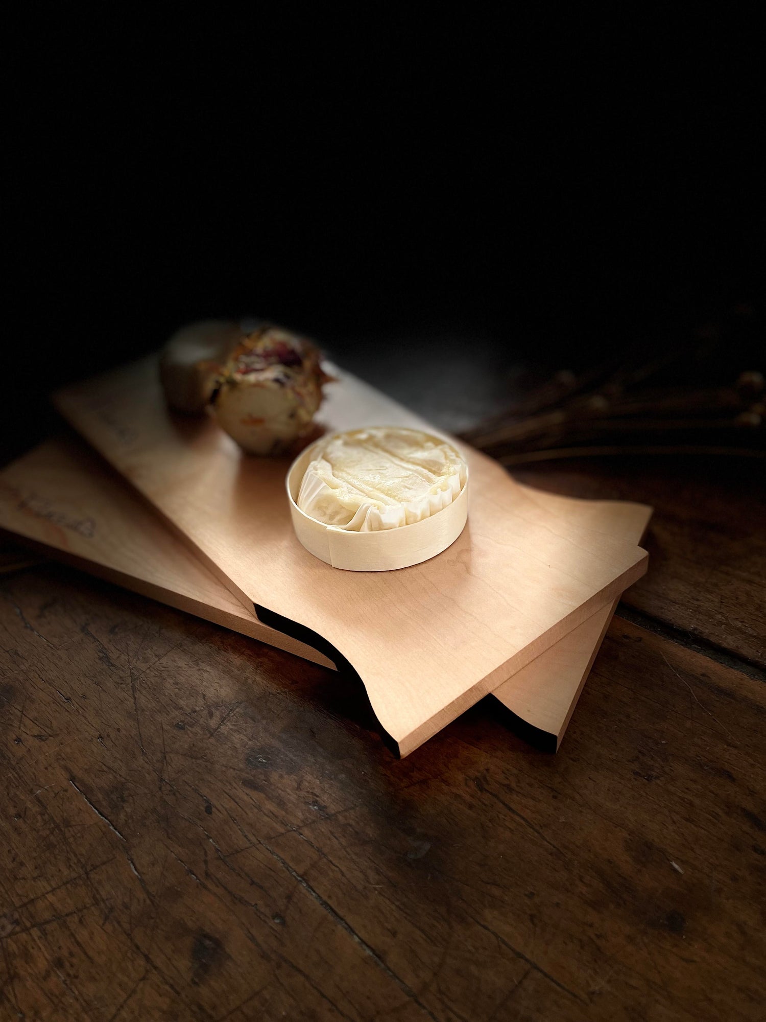 Planchettes à fromages réalisées sur-mesure par notre ébéniste pour un restaurant étoilé. Créées en érable et bois brûlé.